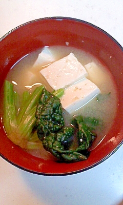 豆腐とちぢみほうれん草の味噌汁
