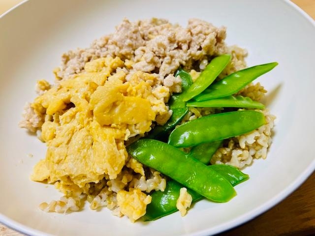 彩りが美しい3色そぼろ丼