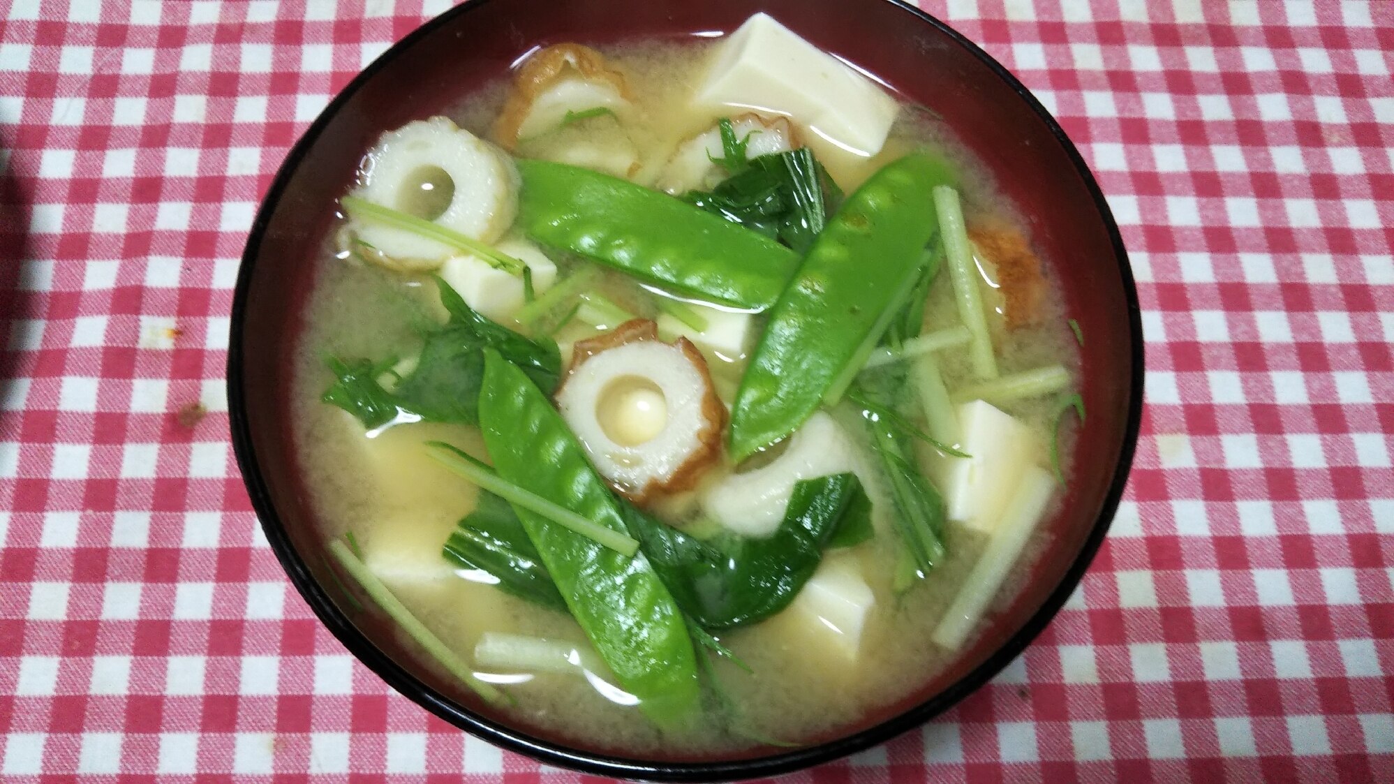 ちくわと絹さやと豆腐と水菜の味噌汁☆ レシピ・作り方 by ミニー7015