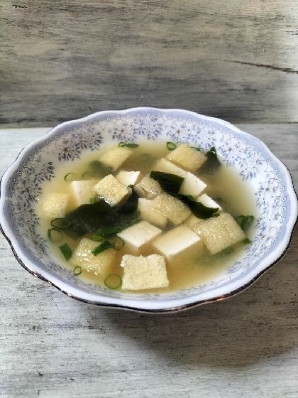 豆腐ネギ油揚げワカメの味噌汁