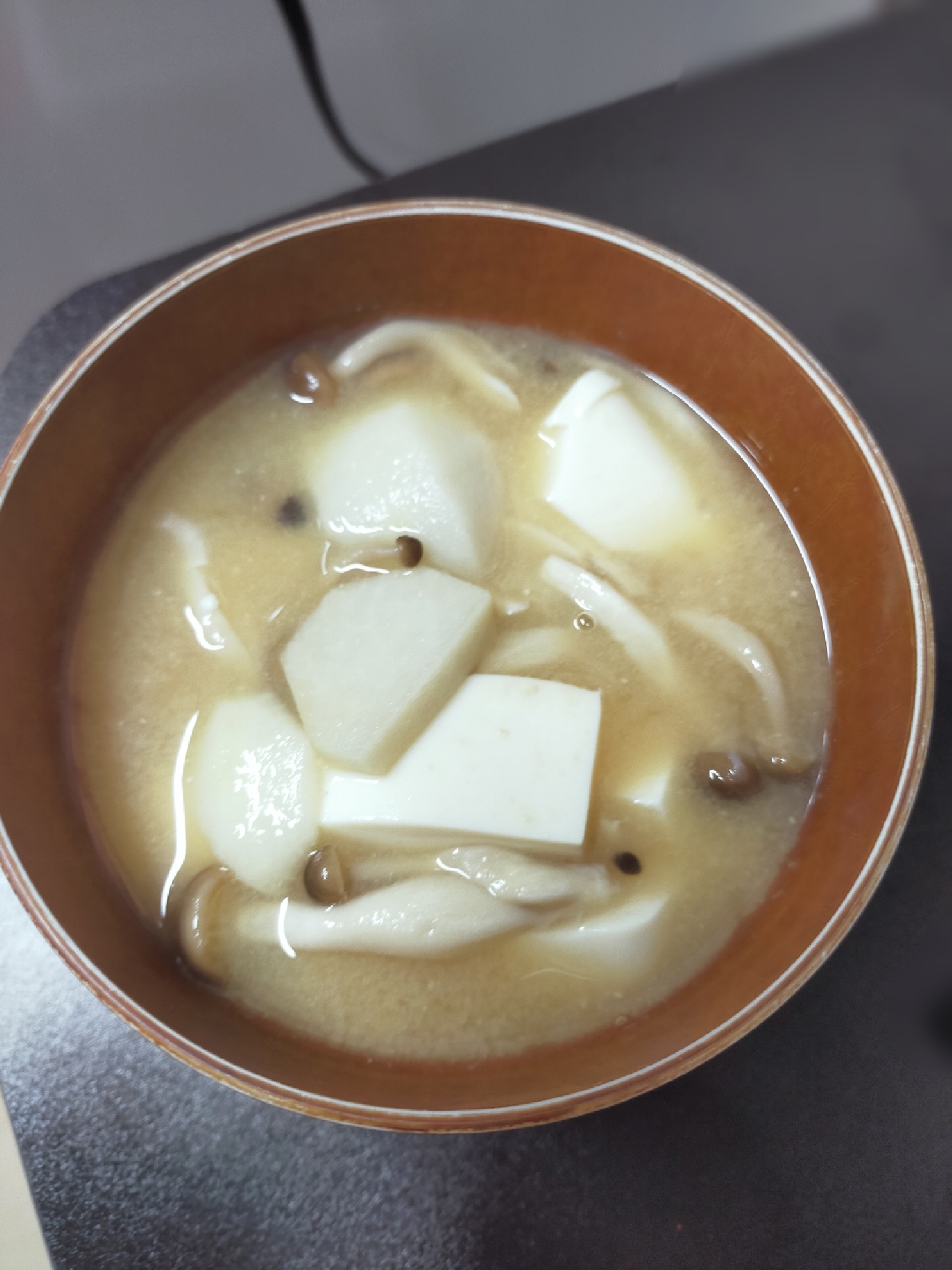 里芋としめじと豆腐のお味噌汁