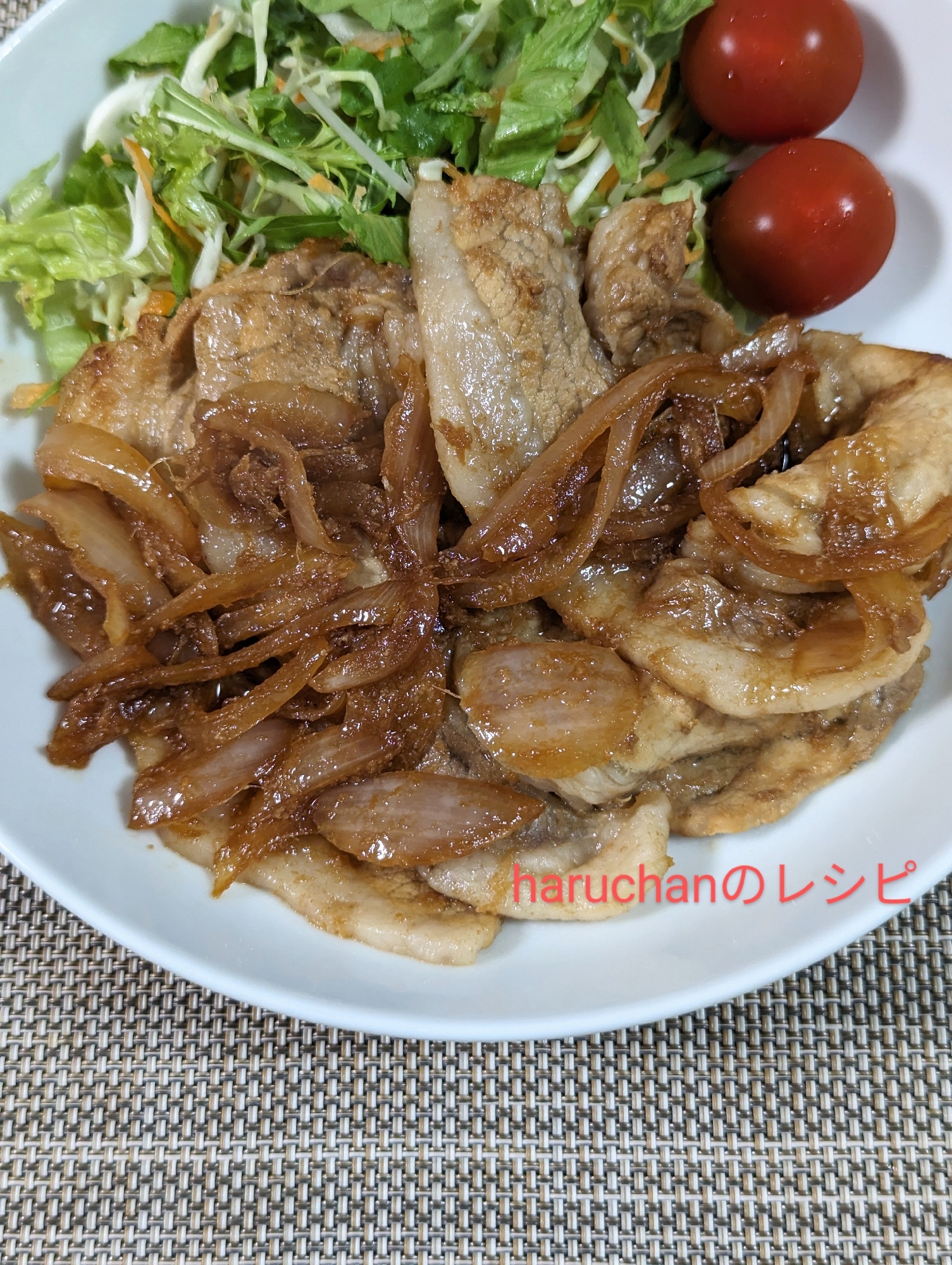 白い皿に盛られた酢玉ねぎで豚のしょうが焼き