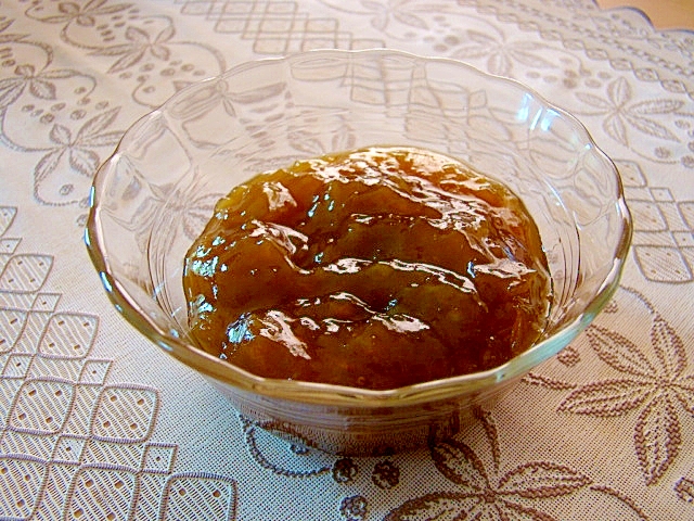 器に盛られた梅酒の梅で作るジャム