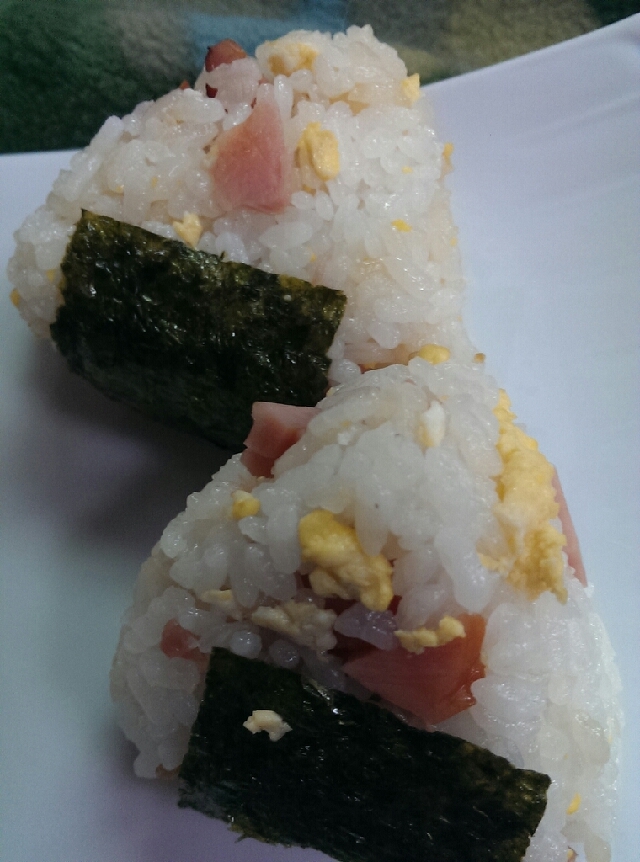 焼豚と炒りたまごのおにぎり♪焼豚のたれ味