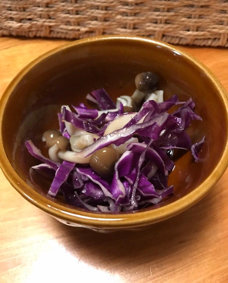 紫キャベツとしめじのゴマ油ポン酢サラダ