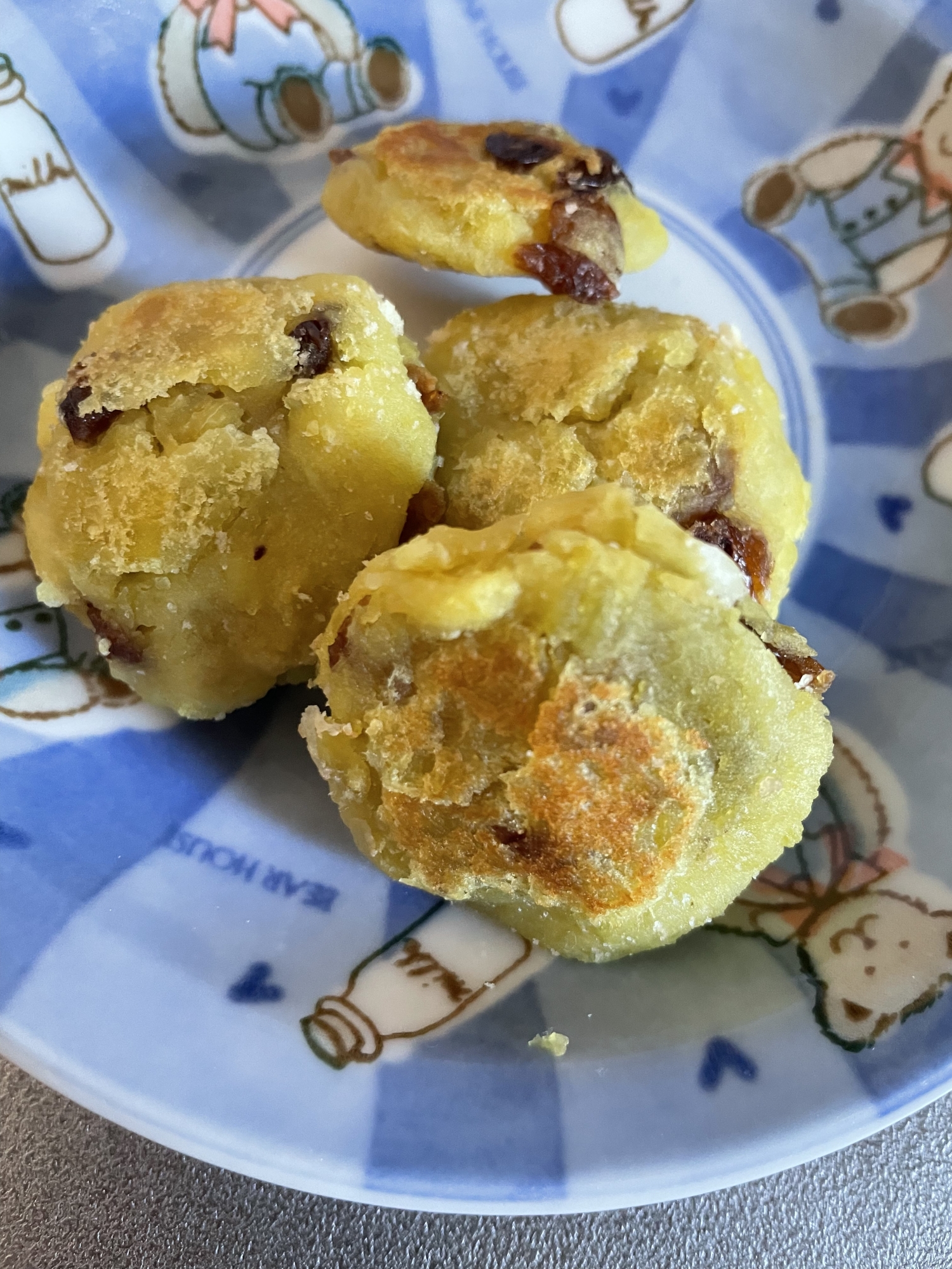 幼児食　さつまいもとレーズンのビスケットサンド