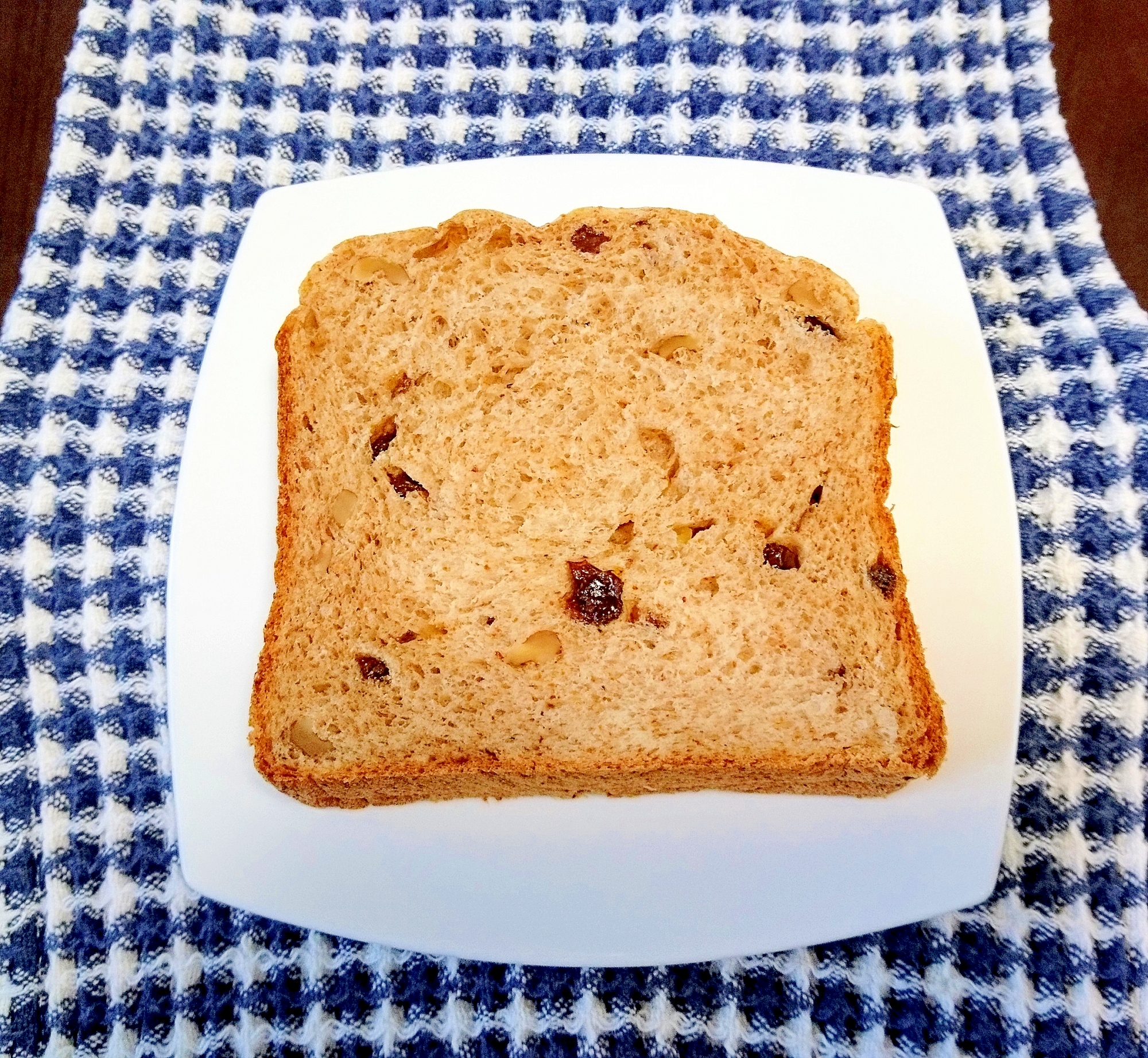 香ばしさがやみつき☆胚芽・レーズン・くるみ食パン