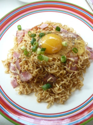 チキンラーメンでカルボ風