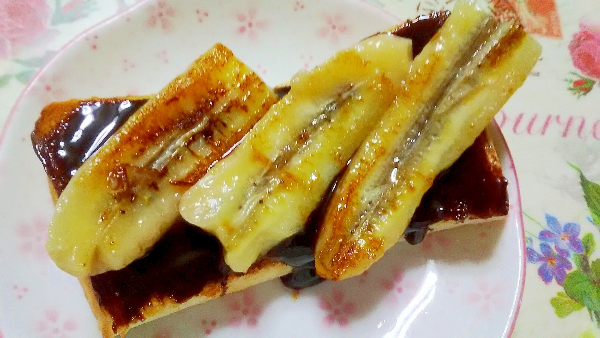 チョコレートクリームと焼きバナナのトースト