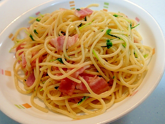 クレイジーソルトで　ベーコンと豆苗とチーズのパスタ