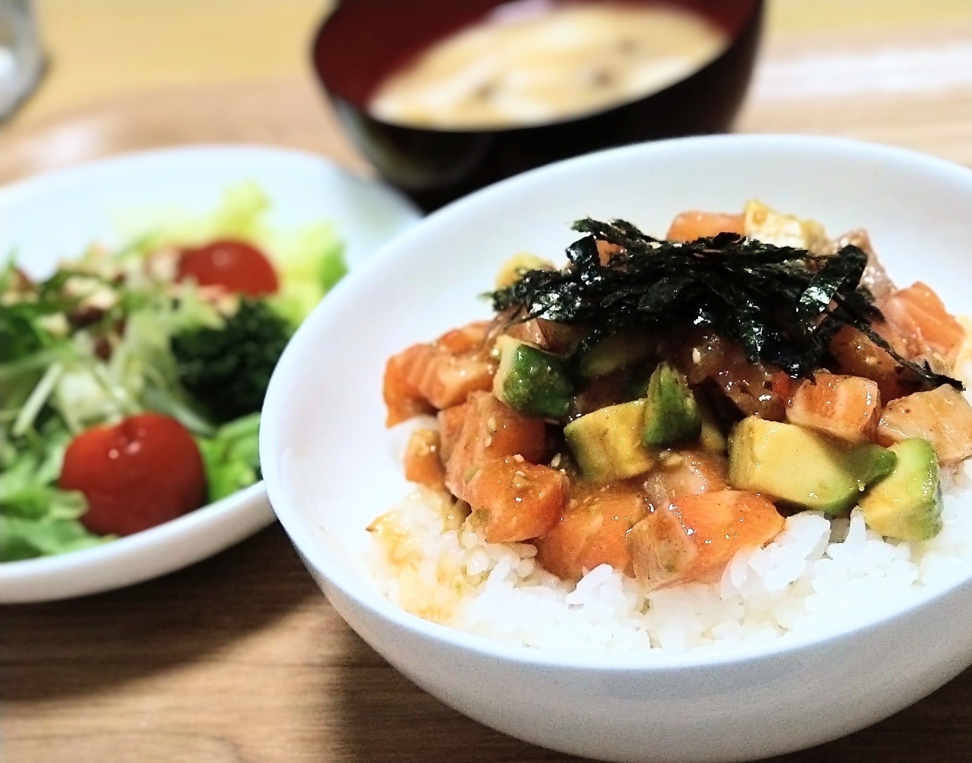 サーモンとアボカドのポキ丼