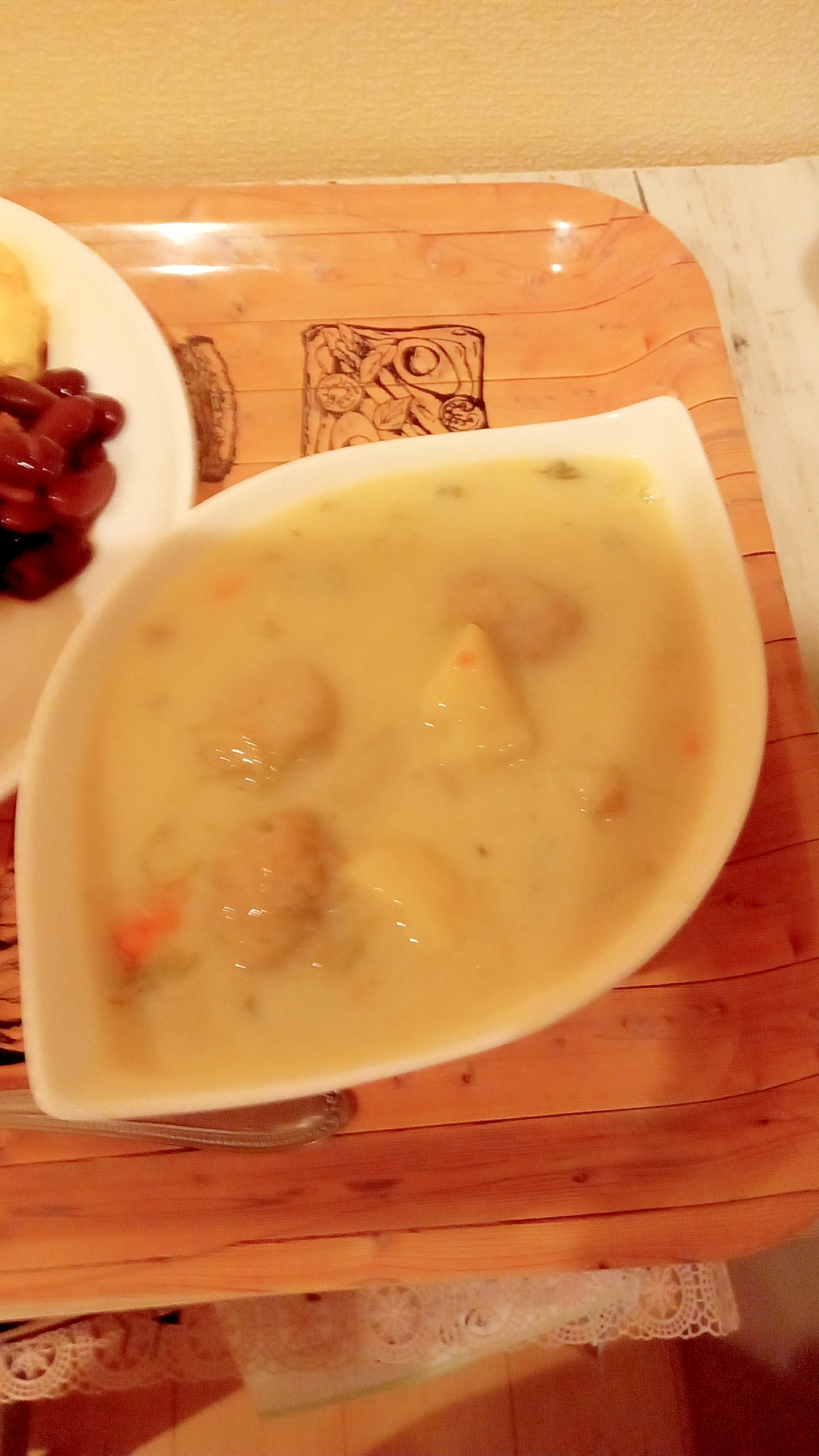 かぶの葉と肉団子の豆乳スープ