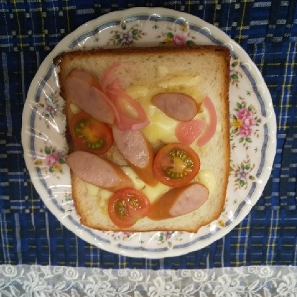 ベーコンとズッキーニとトマトと新玉ねぎの食パン。