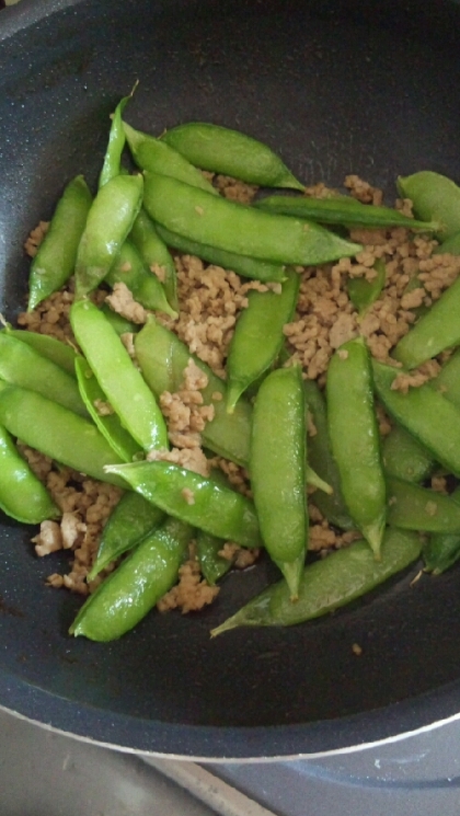 スナップエンドウと豚挽肉の炒め物