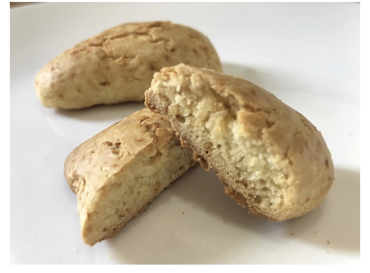 テーブルに重ねるように並べたプレーンスコーン