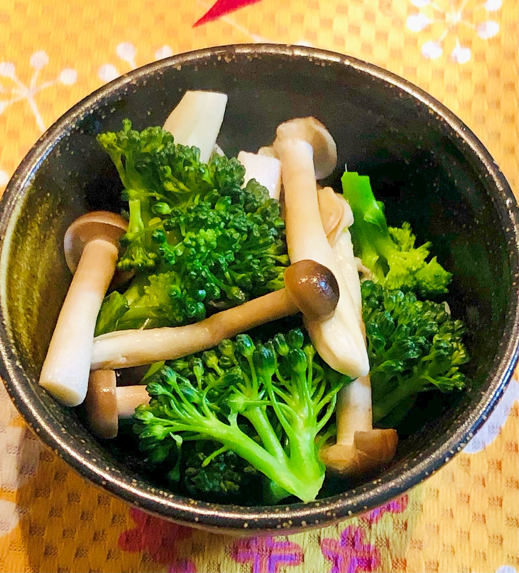 レンジで簡単*ブロッコリーとしめじのわさび醤油和え