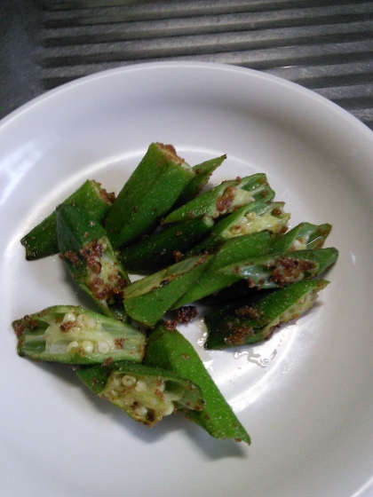 オクラって茹でることしか頭になかったので新鮮でした(^.^)

唐揚げ粉とバターの風味が合っていて美味しかったです。