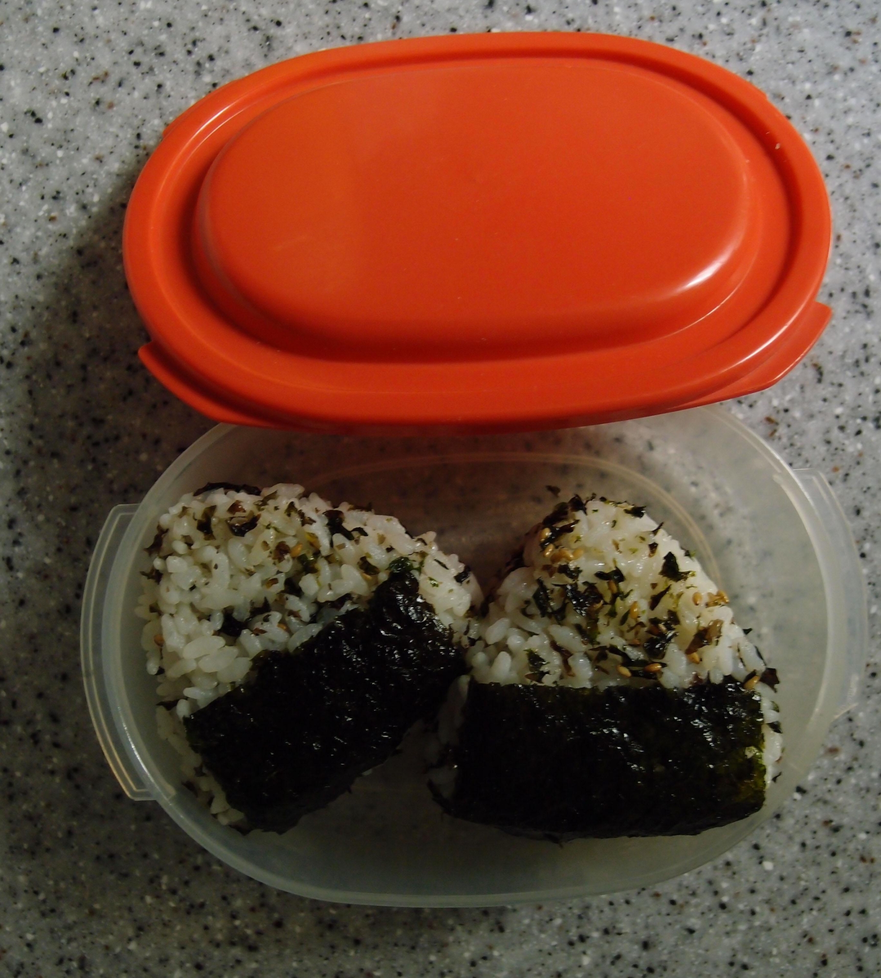 韓国海苔ふりかけご飯で☆ごま鰹梅のおにぎり弁当