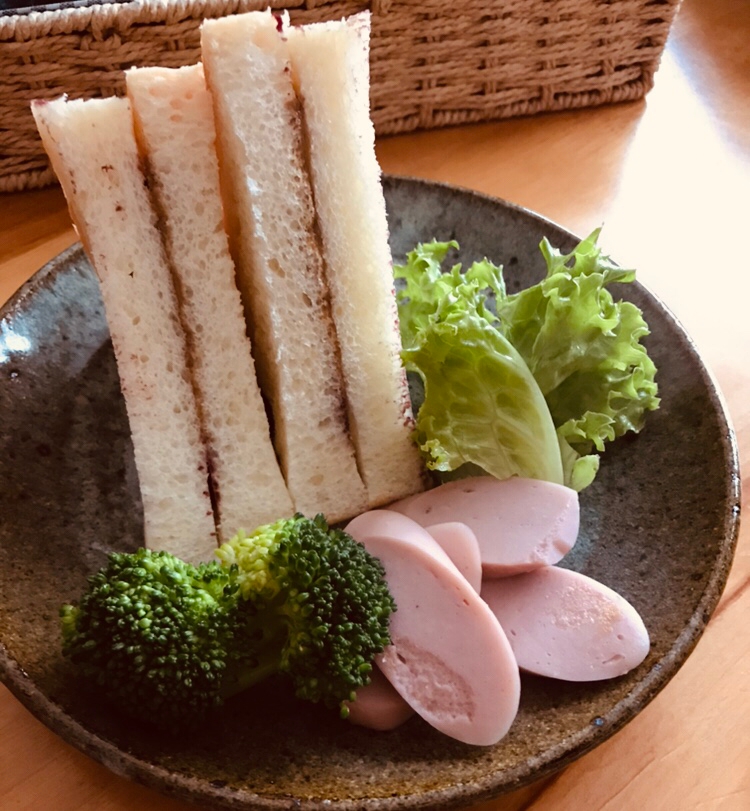 白ごまクリームサンドの朝ごはん