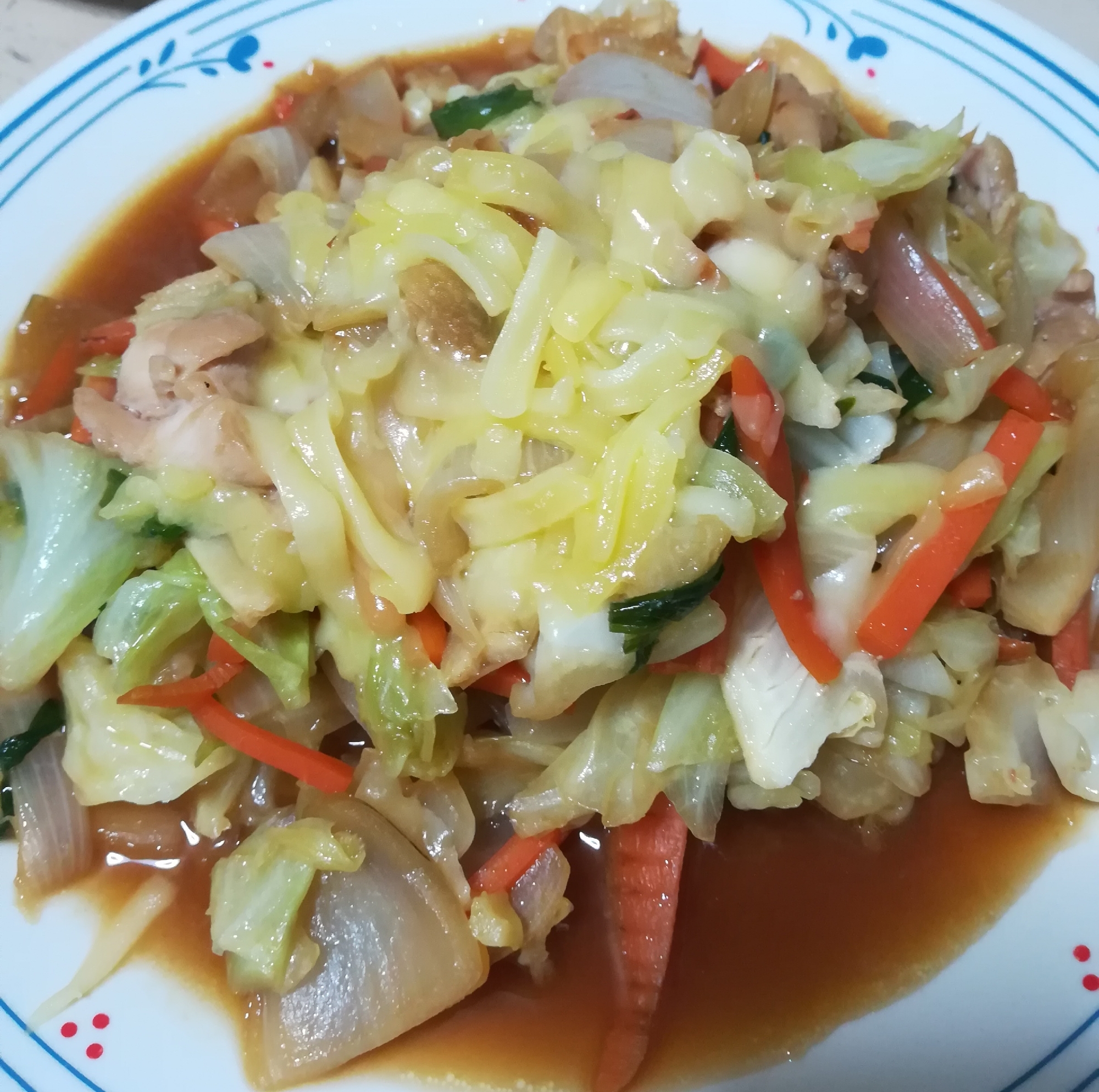 鶏肉の野菜炒めチーズ乗せ