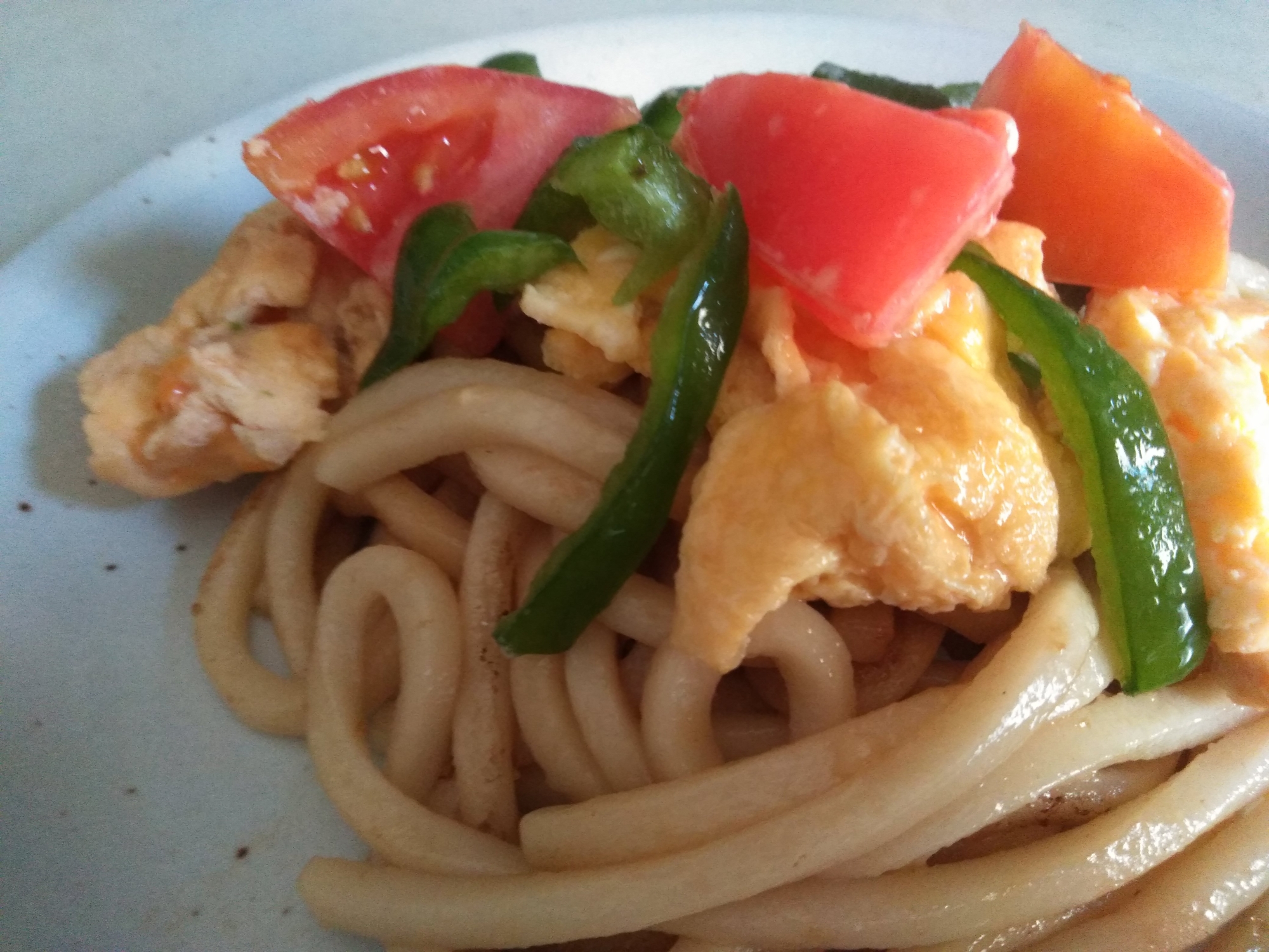 トマトとピーマンの卵とじのっけ　醤油焼きうどん