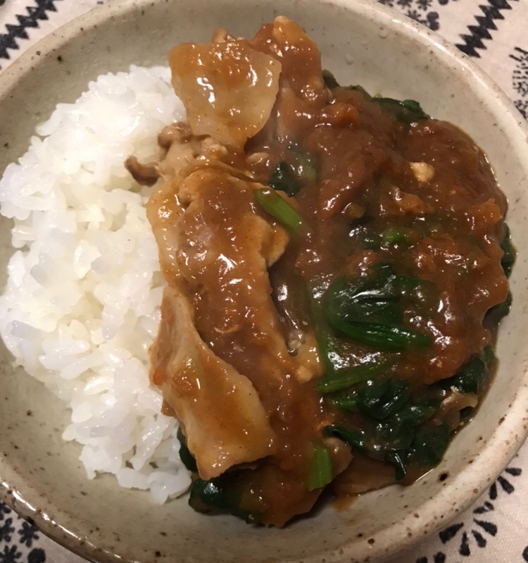 豚バラ肉とほうれん草のカレー