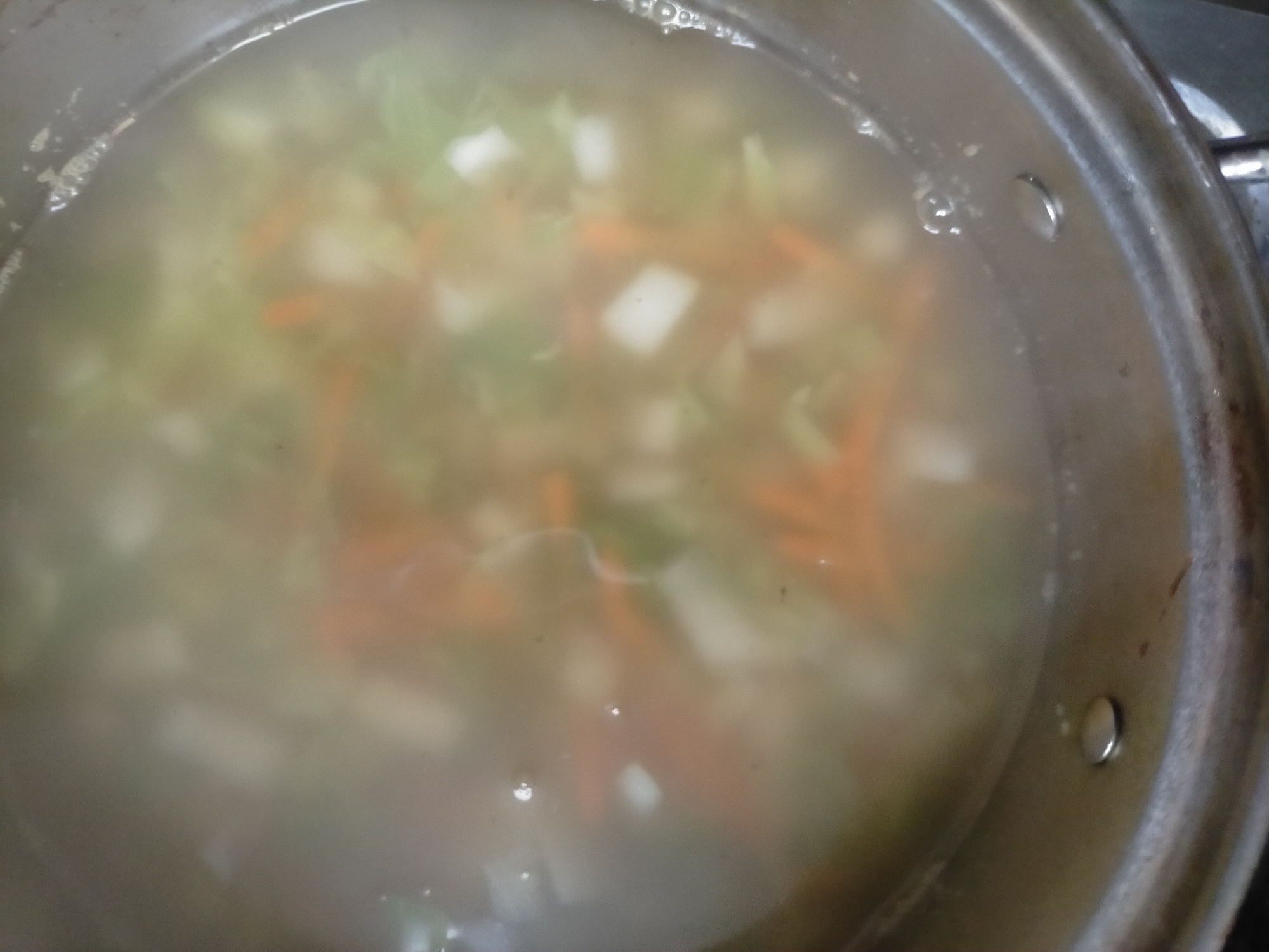 野菜たっぷりコンソメスープ