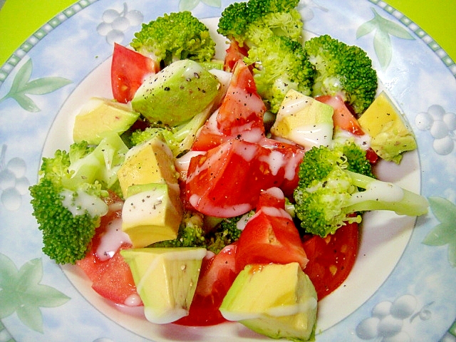 アボカドとブロッコリートマトのサラダ