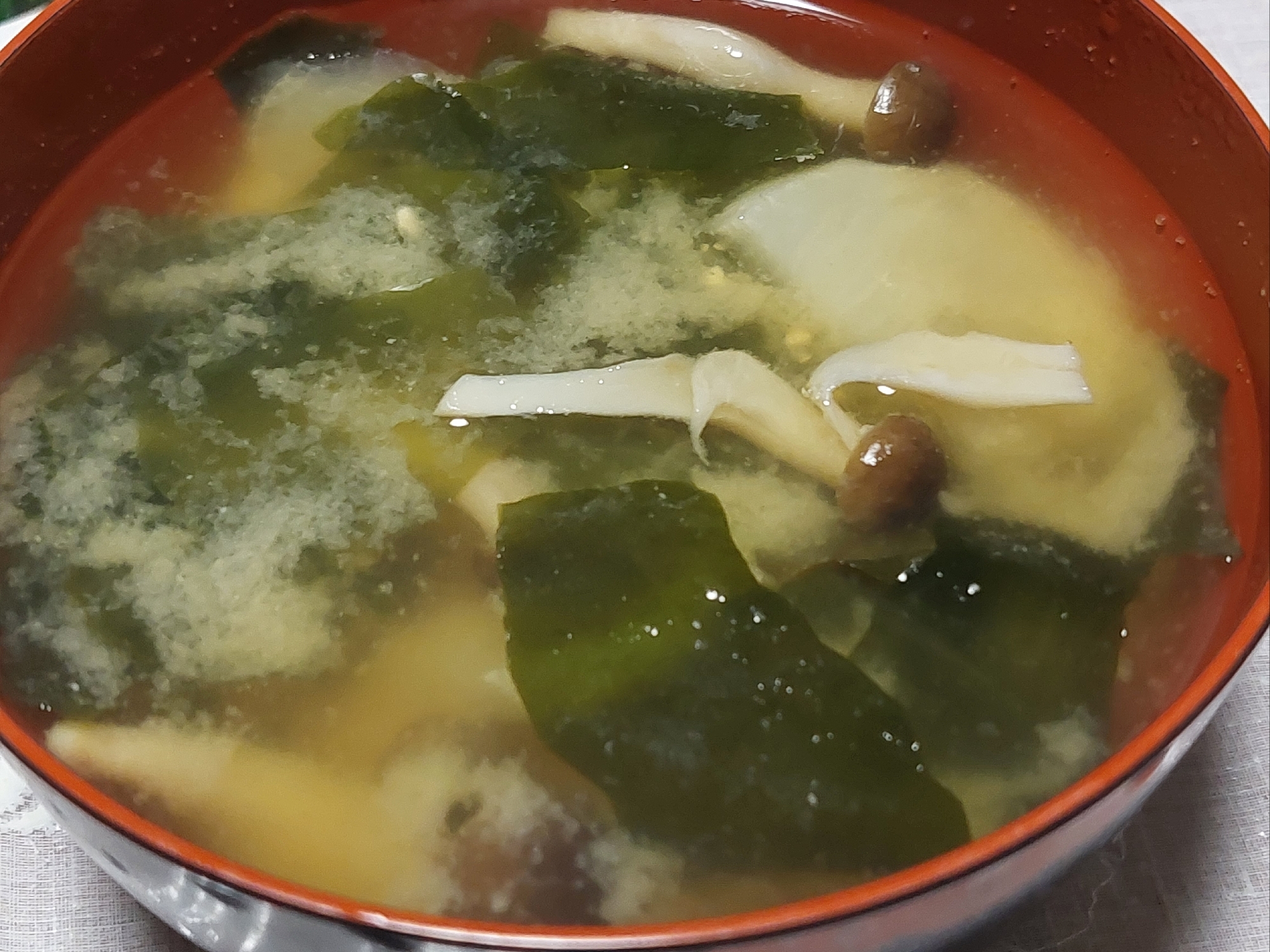カブとワカメとしめじの味噌汁