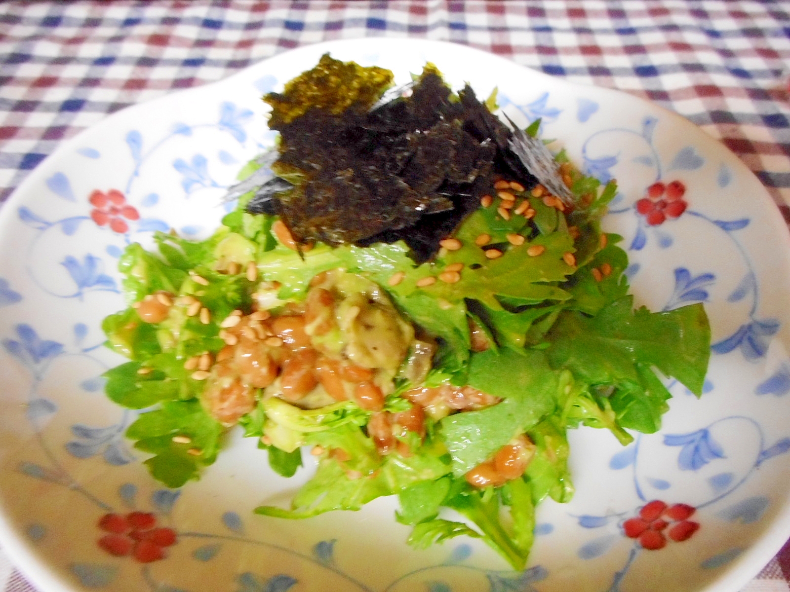 アボカドと納豆と春菊のサラダ