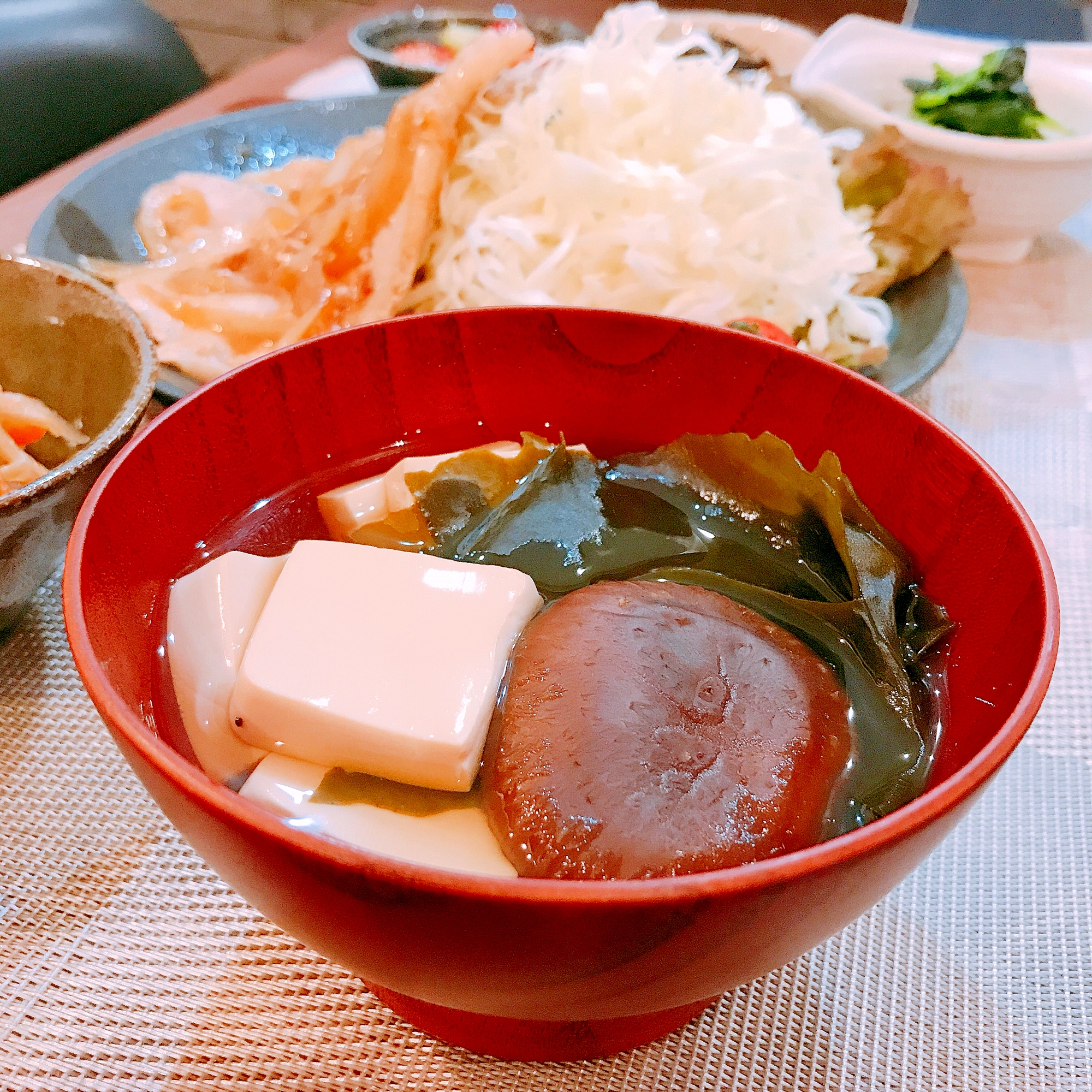 シンプル♡豆腐と椎茸とワカメのお吸い物