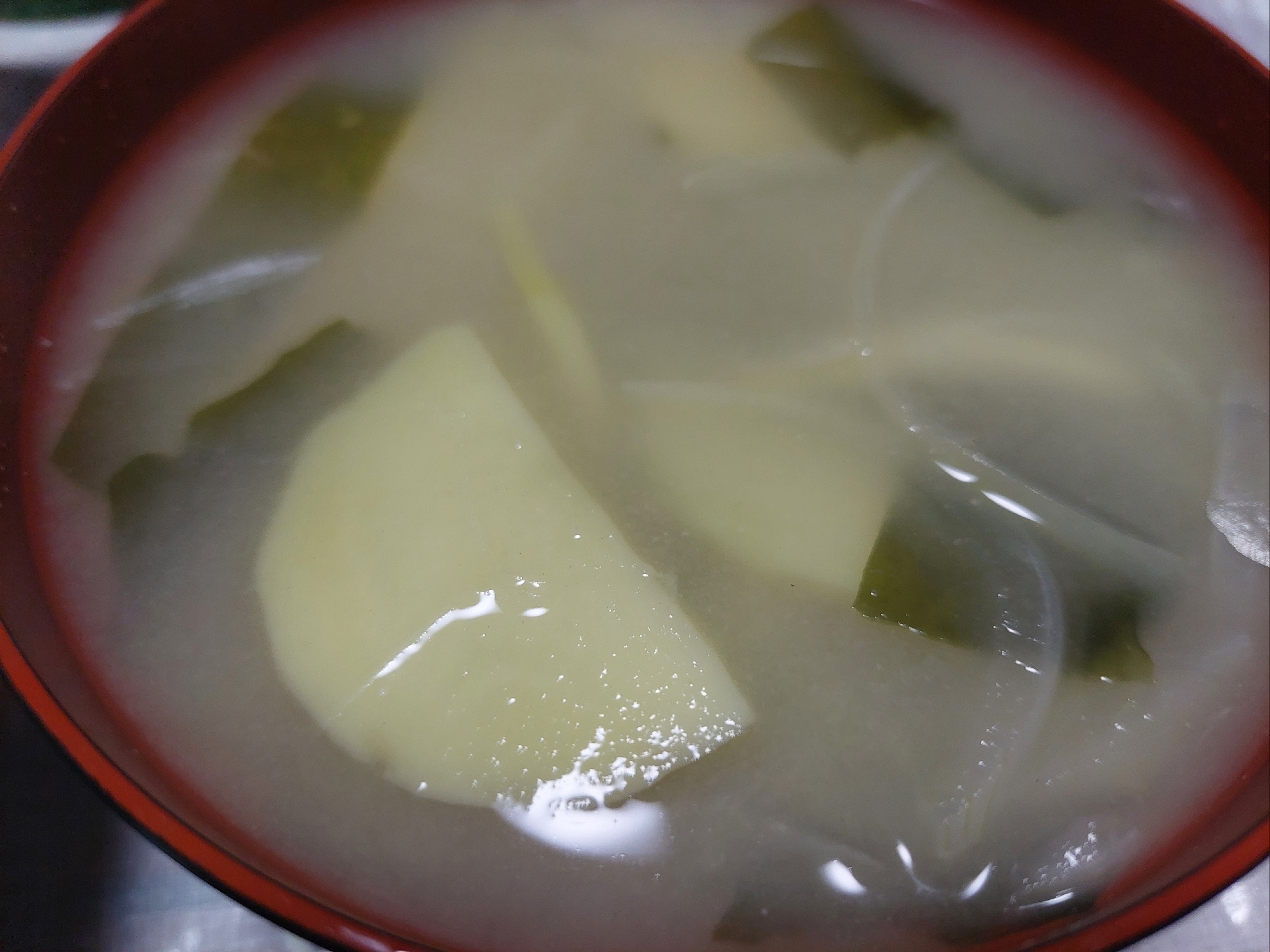 じゃがいも 玉ねぎ ワカメのお味噌汁