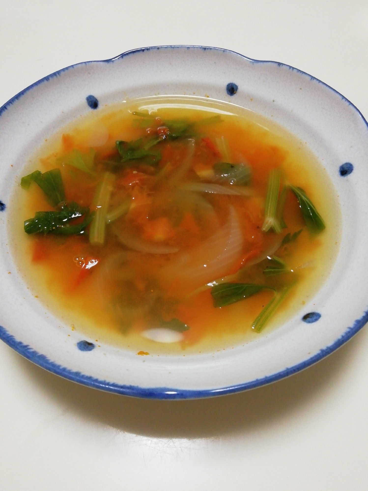玉葱とセロリ葉とトマトのコンソメスープ