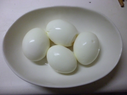 熱湯できっちり7分ゆでました。miketaさんのブログで紹介されていた半熟卵がとても美味しそうでおじゃましたら　こんな便利な剥き方が・・・ありがとうございます。