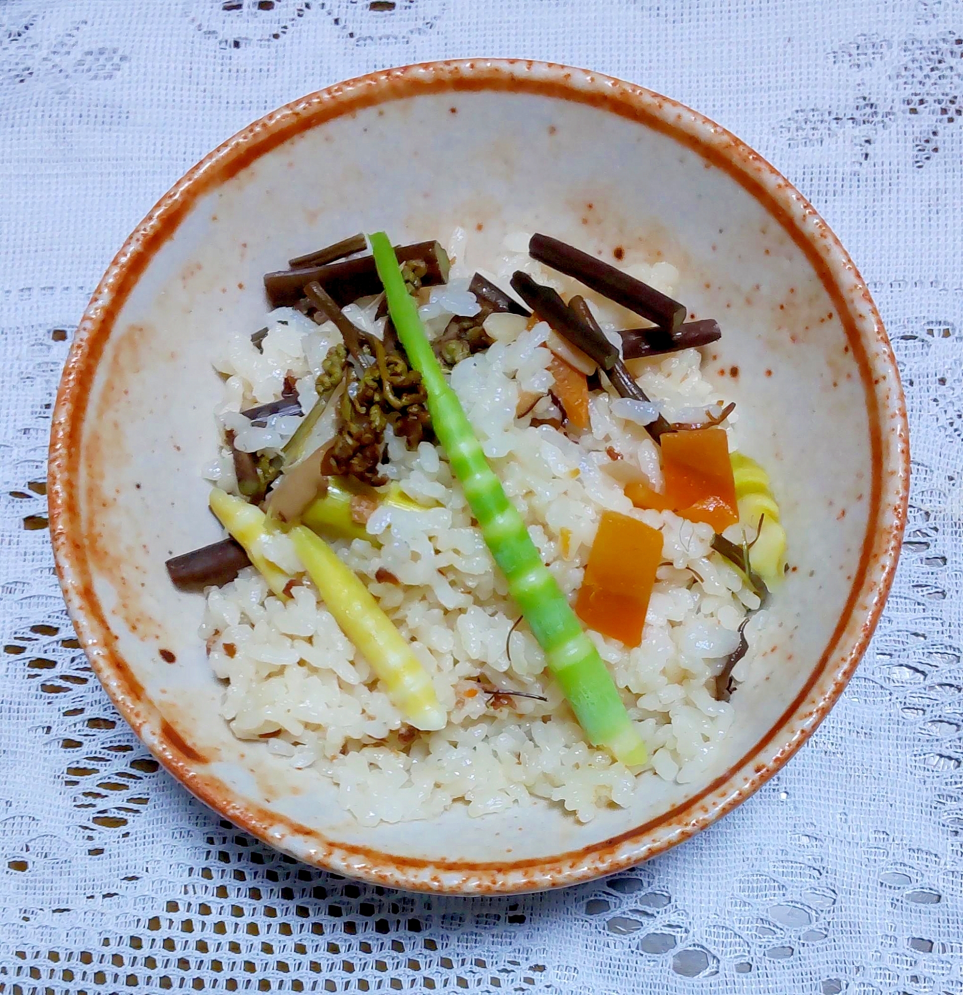 炊き込みご飯（わらび・にんじん・姫たけ）