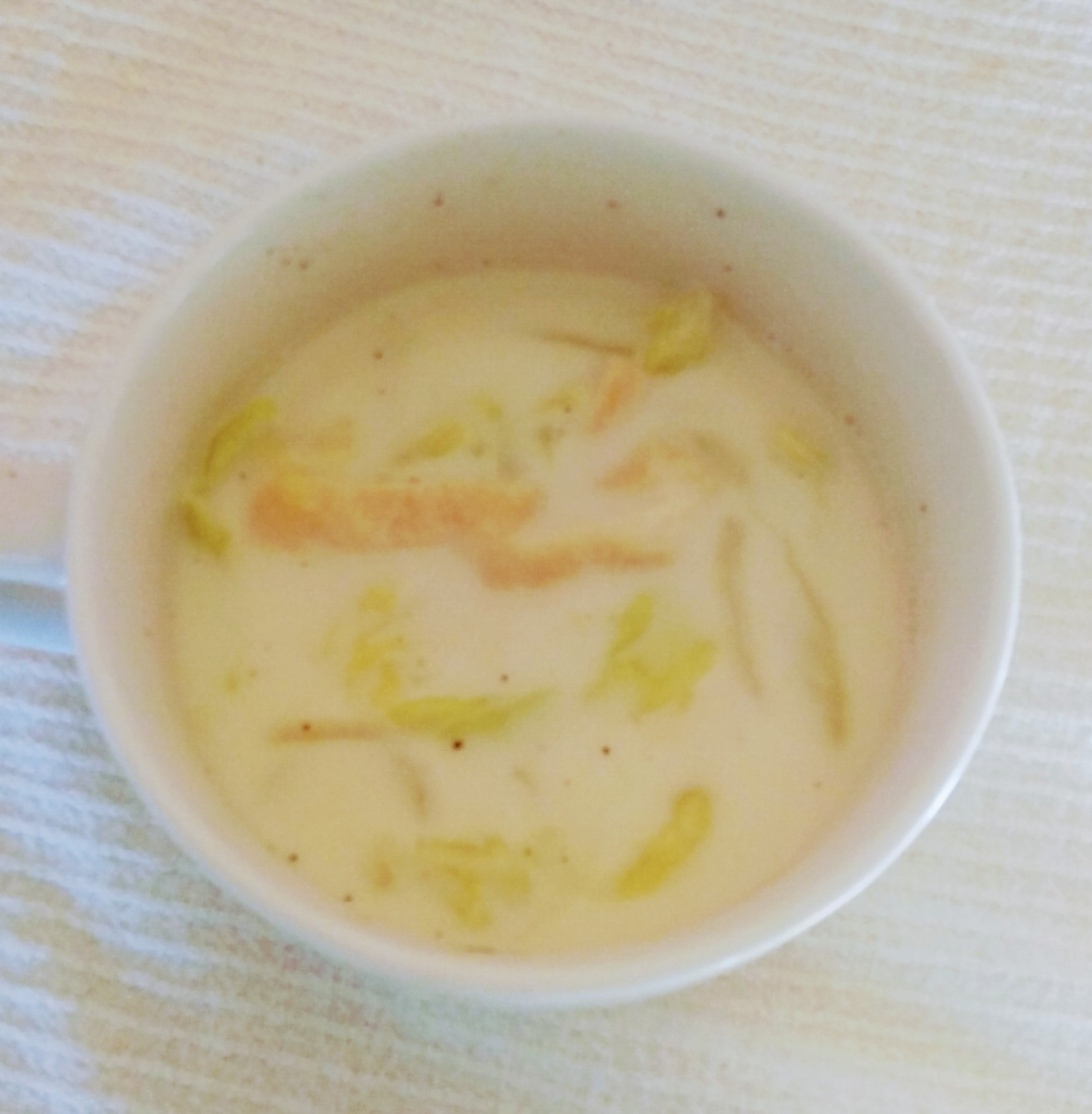 キャベツと油揚げの豆乳スープ