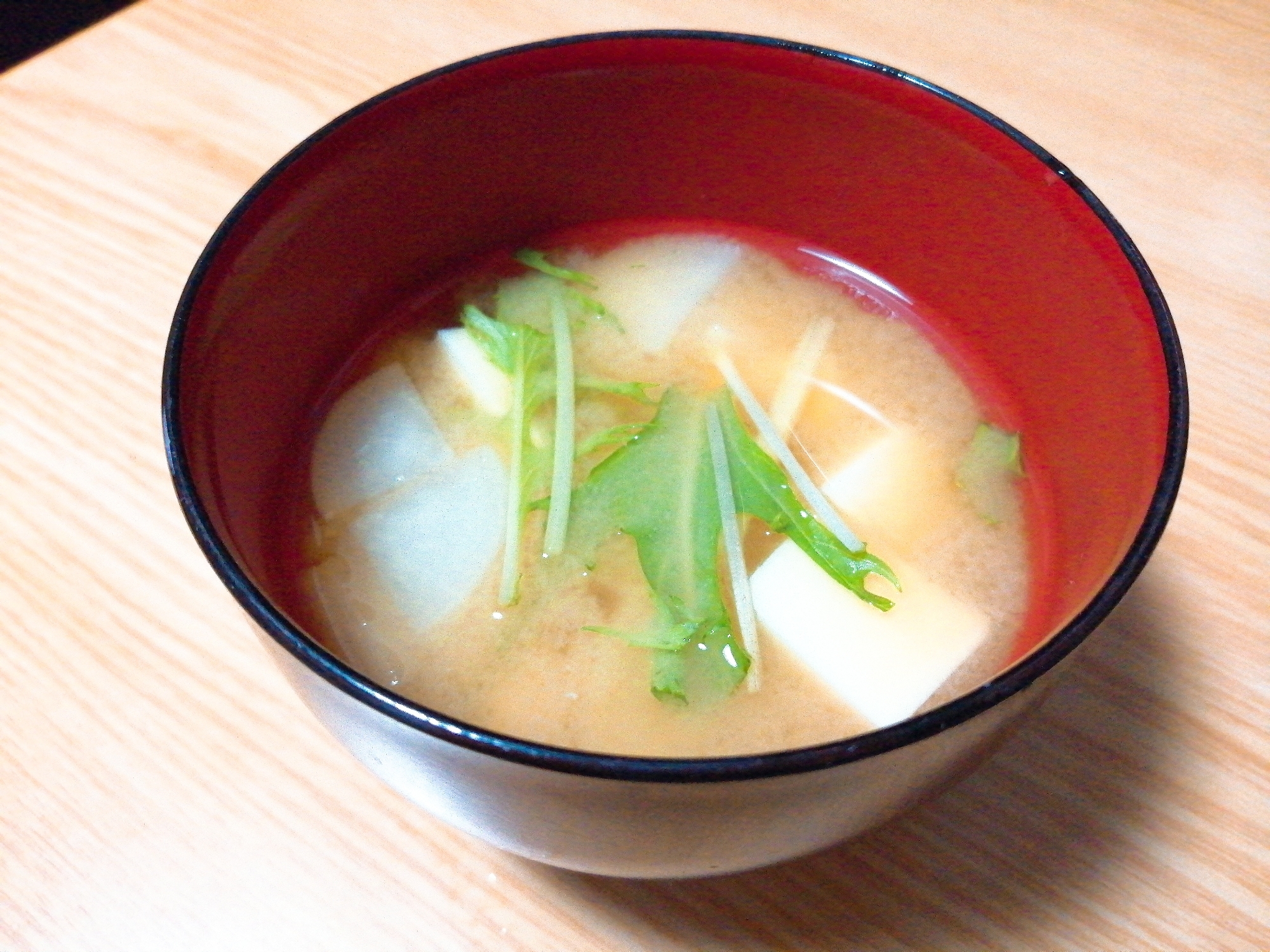 豆腐と大根と水菜の味噌汁