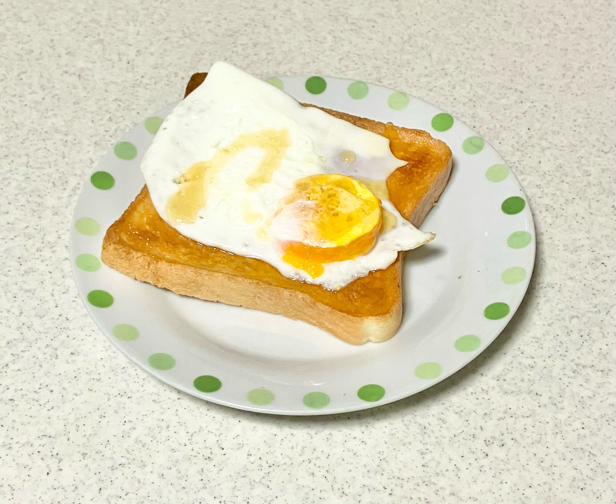 簡単☆はちみつ目玉焼きのせトースト レシピ・作り方 by くろみつ