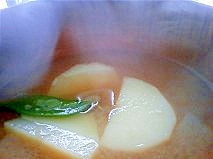 じゃがいもとさやえんどうのお味噌汁