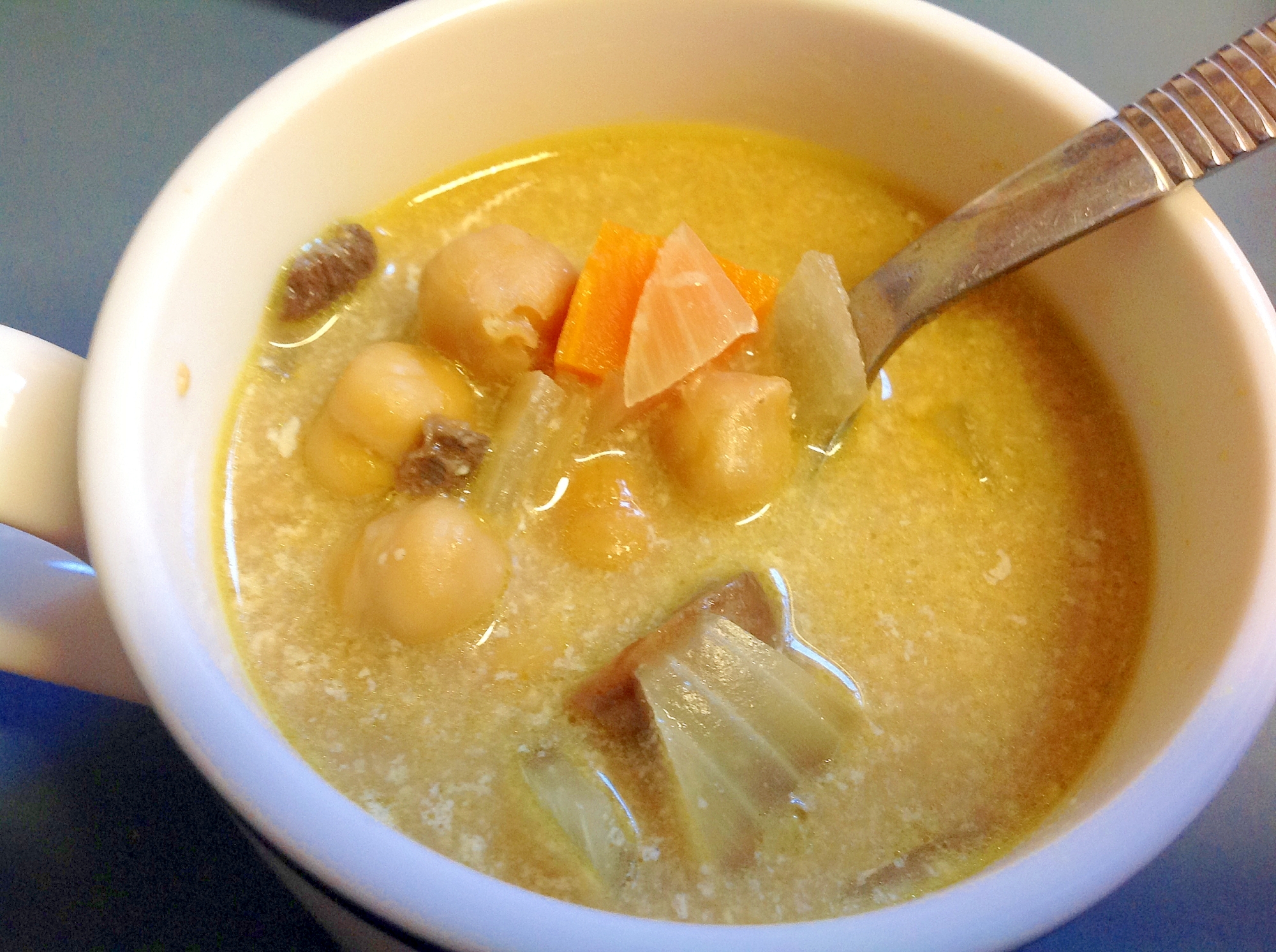 ひよこ豆と野菜のカレーコンソメスープ