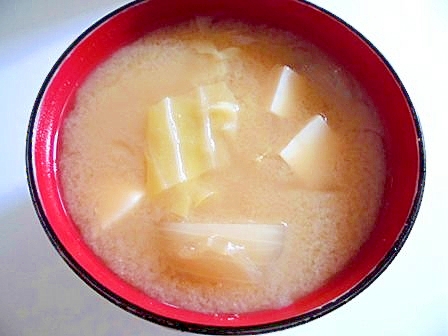 豆腐と春きゃべつと新玉ねぎの味噌汁