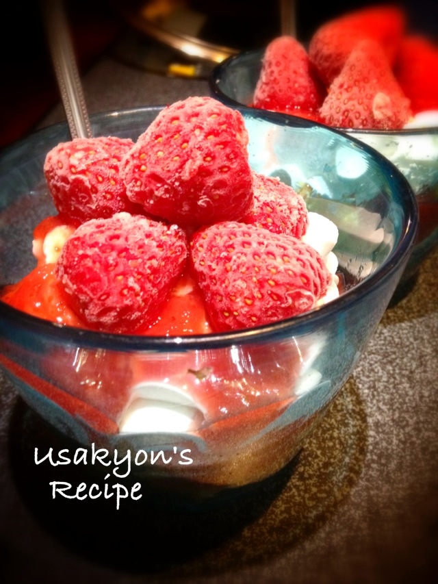 ガラス容器に入ったストロベリートライフル