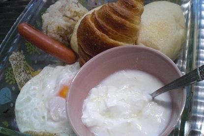 おはようございま～す。
今日の朝食と一緒に・・・・・・・・
朝食後のヨーグルトは欠かせません。
(*^_^*)