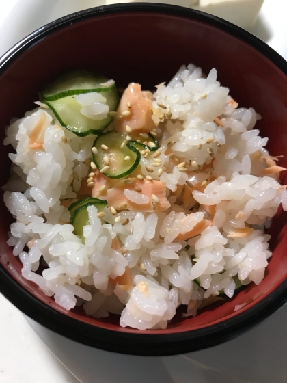 鮭ときゅうりと炒り卵のちらし寿司
