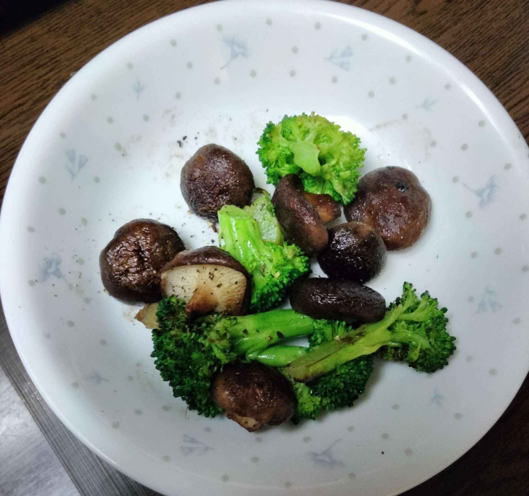 まるしいたけとブロッコリーのバタポン炒め