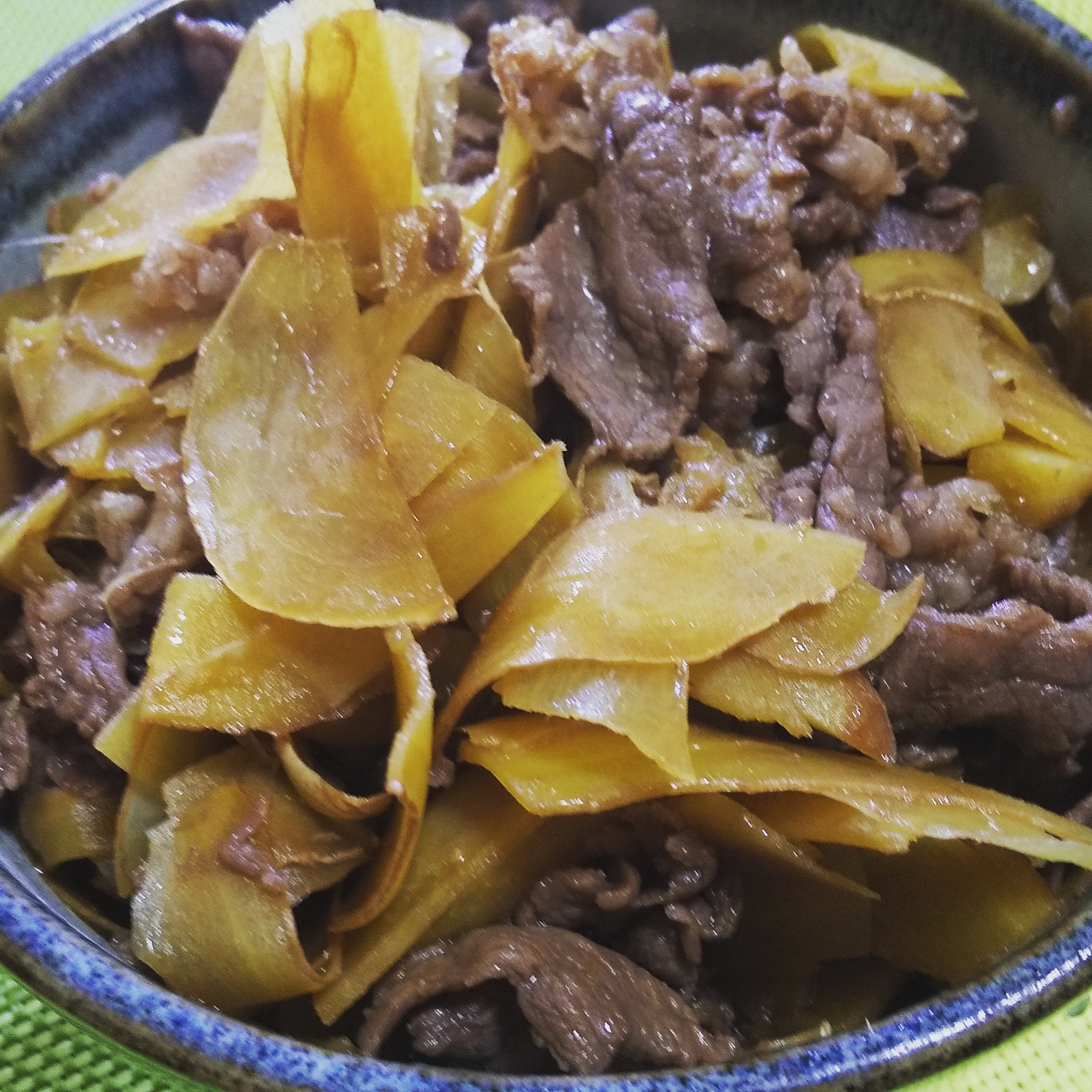 青い陶器に盛り付けた牛肉としょうがのしぐれ煮