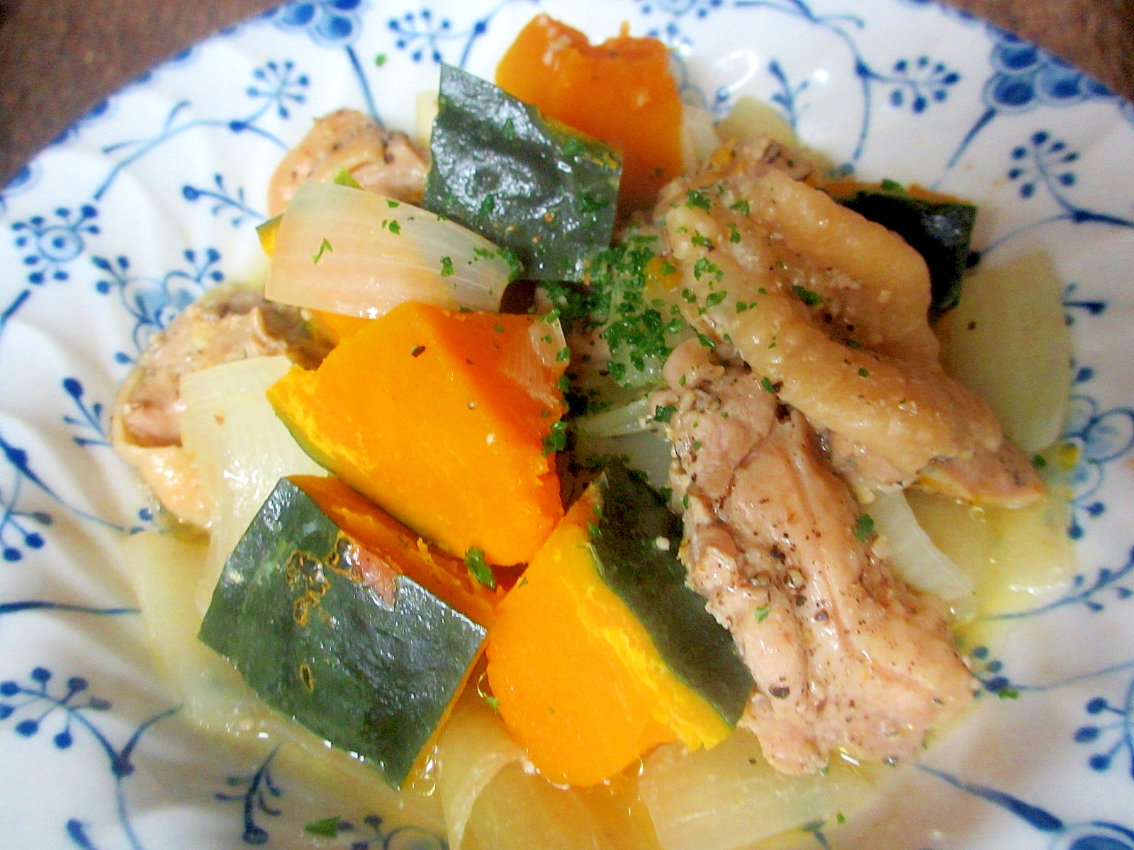 鶏ももと玉ねぎ、カボチャの蒸し煮