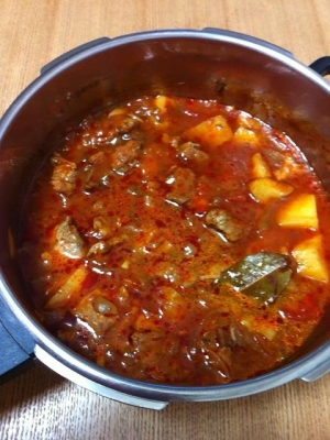 簡単・エコ!圧力鍋で豚モモ肉のトマト煮