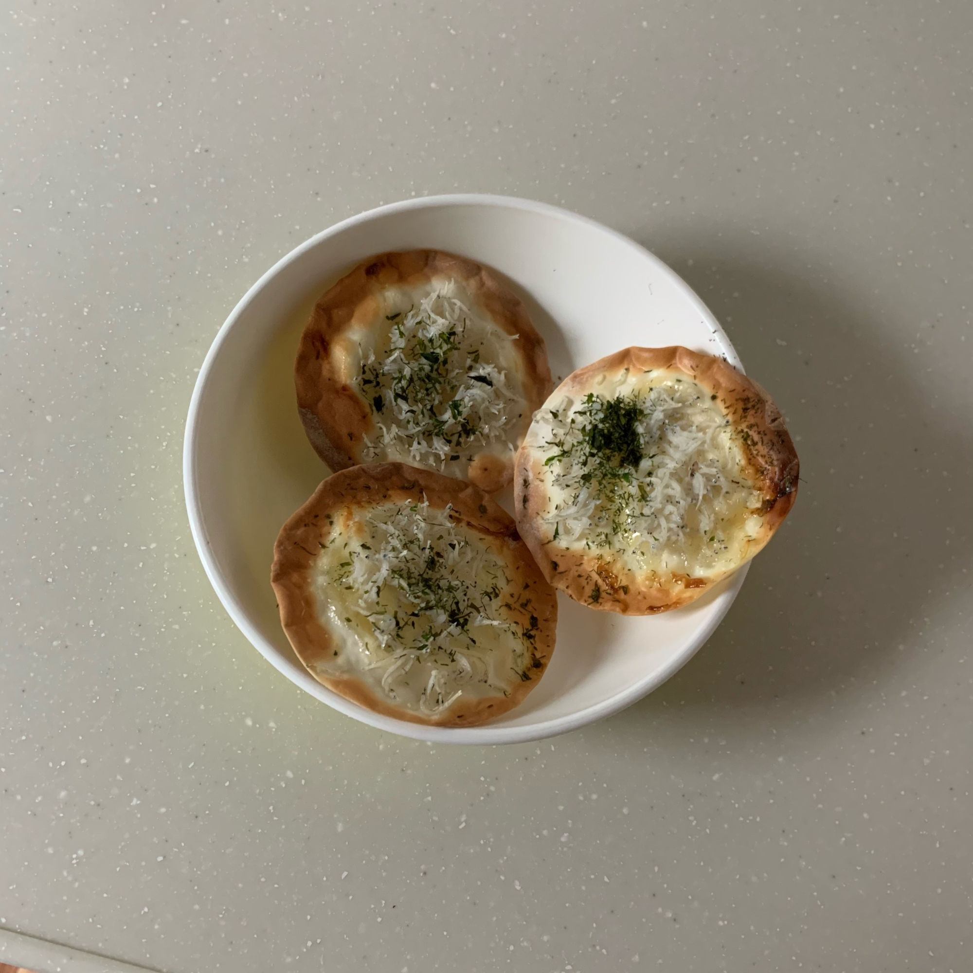 餃子の皮で☆パリパリピザ