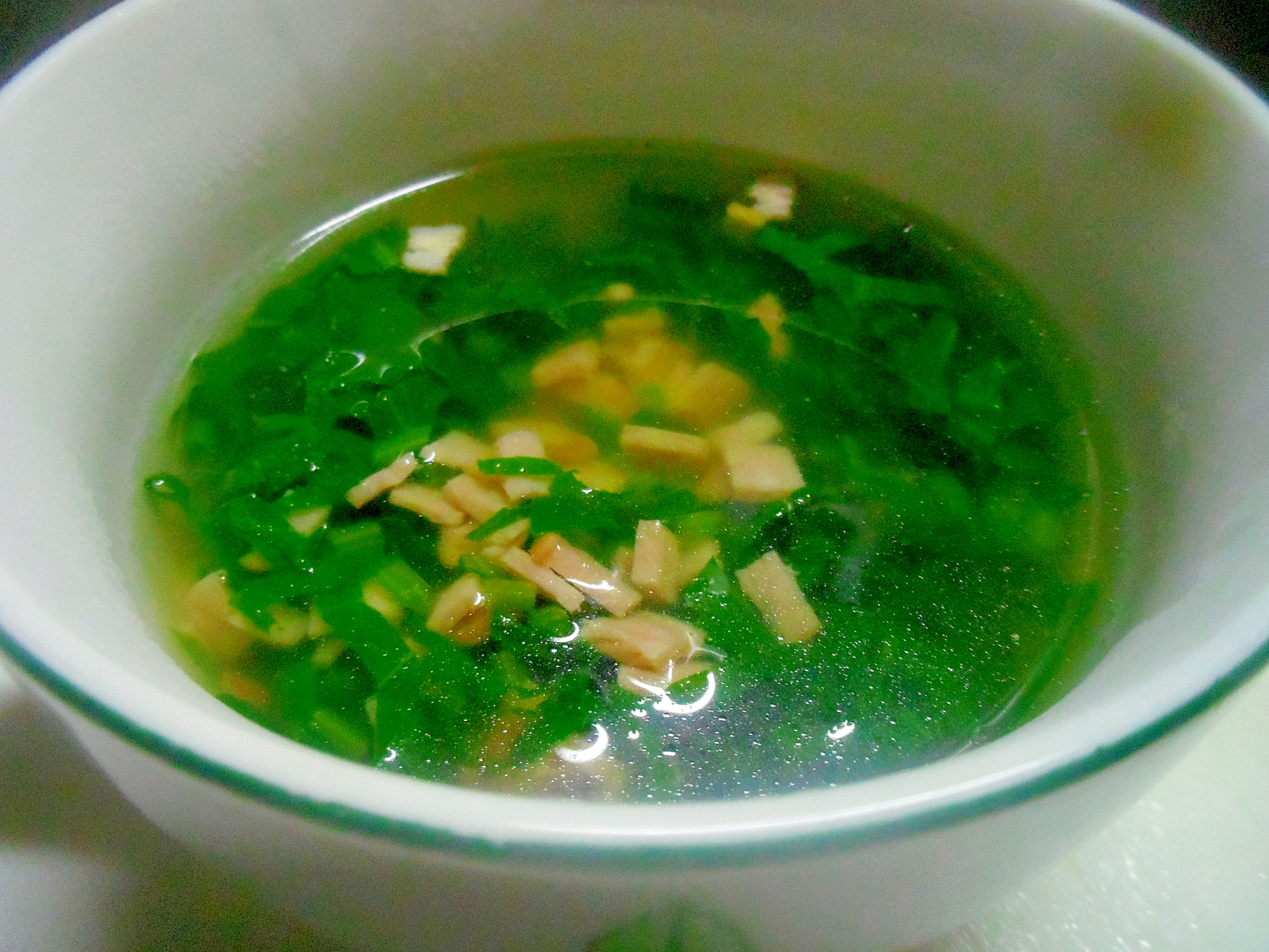 器に盛られたラディッシュの葉のコンソメスープ